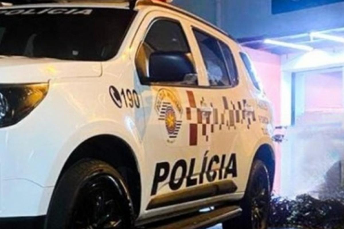 De acordo com a Polícia Militar, o corpo da vítima apresentava ferimentos na cabeça e estava em um carrinho de mão, indicando possíveis sinais de violência.