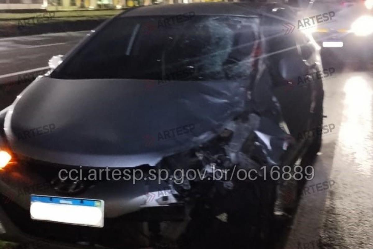 Veículo HB20 ficou no acostamento após a colisão; parte dianteira esquerda foi danificada com o impacto