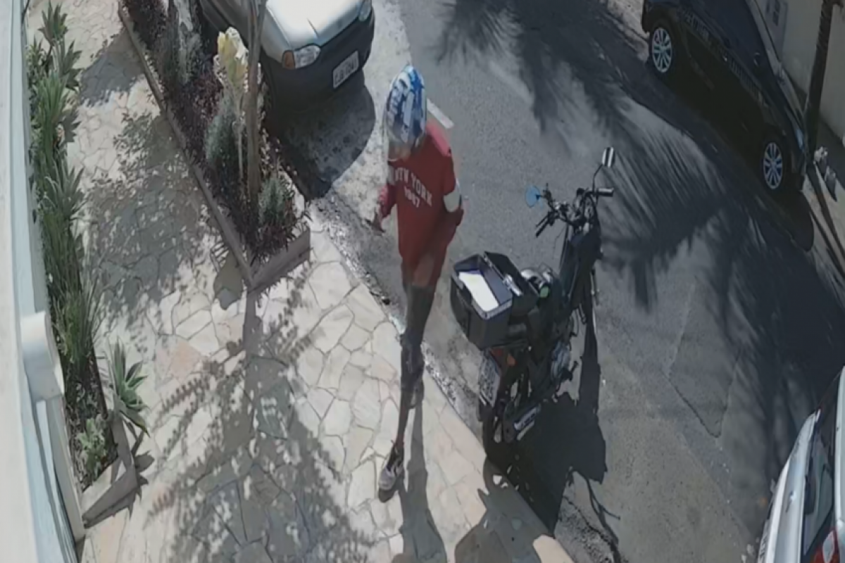 Homem chegando à residência do idoso para aplicar golpe