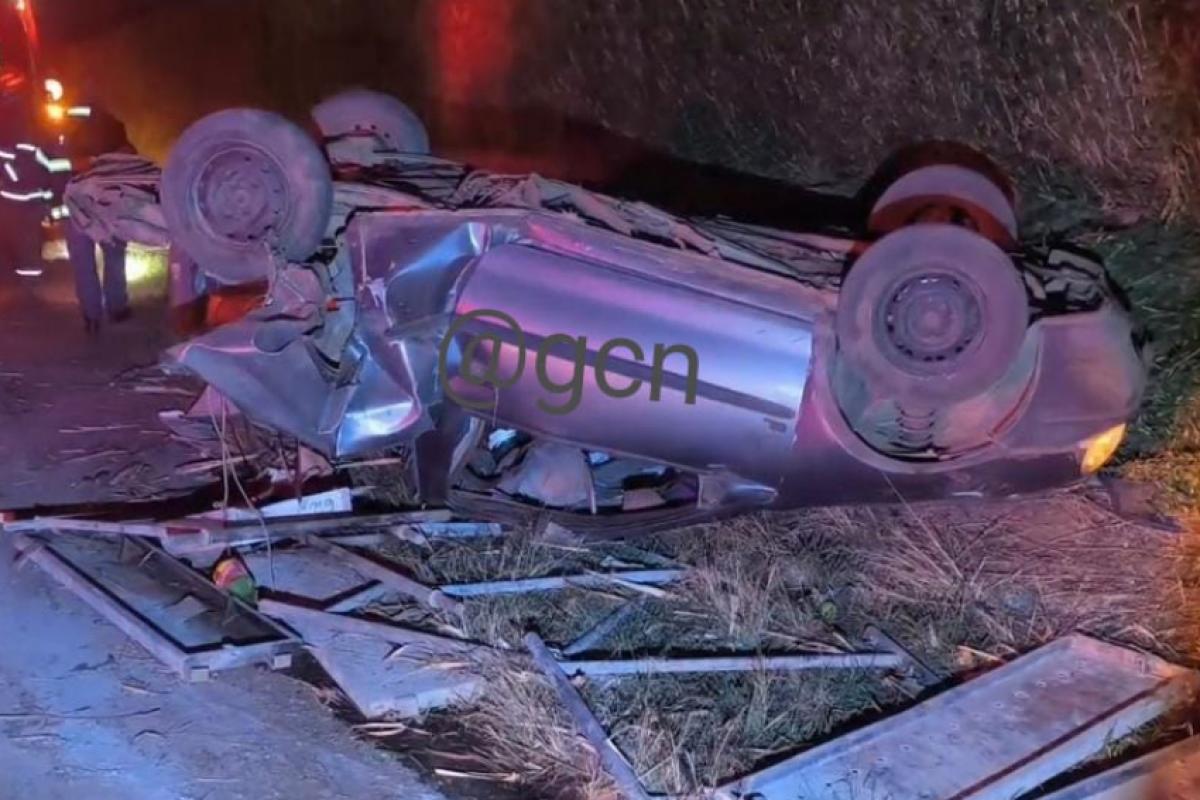 Carro capotado na rodovia Nelson Nogueira, que liga Franca a Ribeirão Corrente