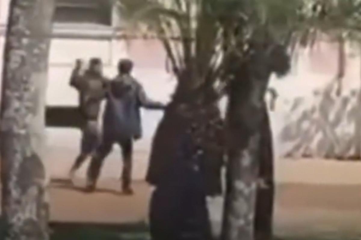 Durante a briga, o agressor desferiu um golpe de faca na vítima. 