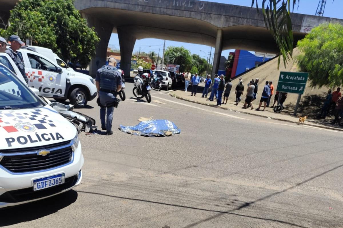 Vítima foi atropelada por caminhão e morreu no local