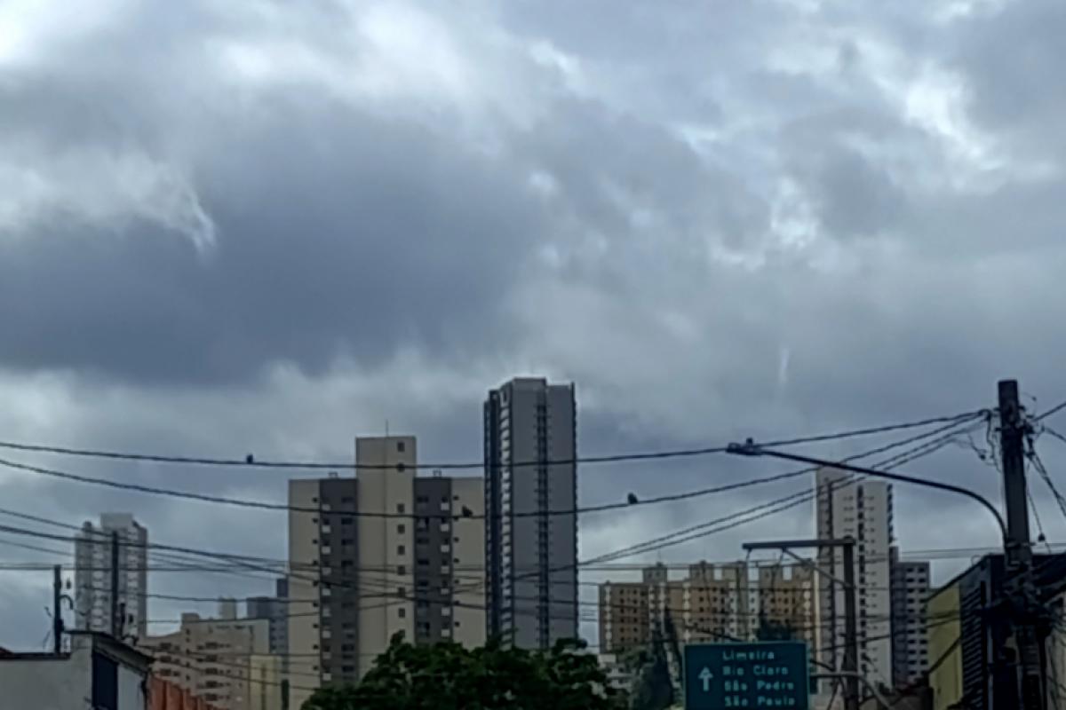 Muitas nuvens estão sobre a região na manhã deste domingo. 