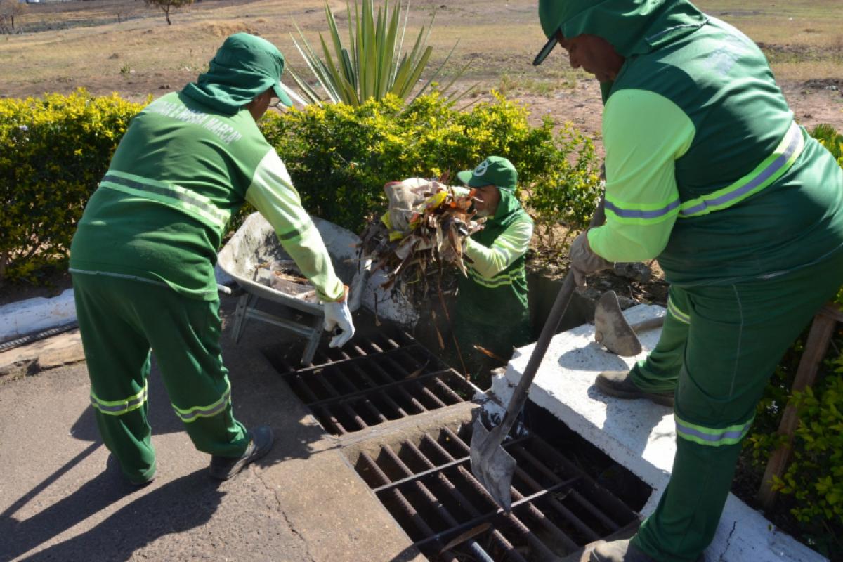 Equipes atuando na limpeza de de galerias e bocas de lobo