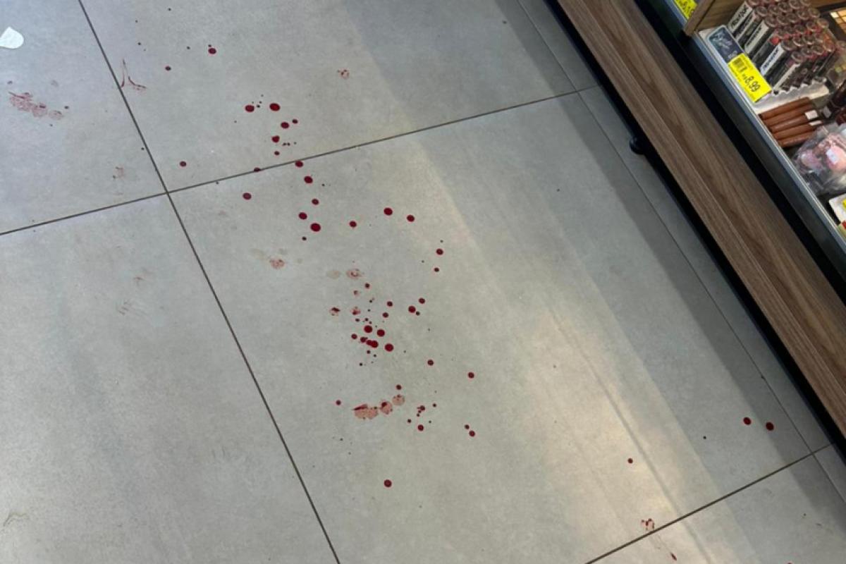 Polícia apurou que, após discutir com a vítima, o suspeito retira uma faca da cintura e desfere um golpe nas costas dela, iniciando sequência de socos e chutes