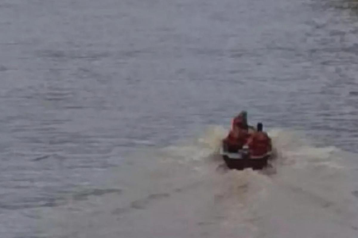 Equipes do Corpo de Bombeiros iniciariam as buscas, mas não encontraram o homem. 