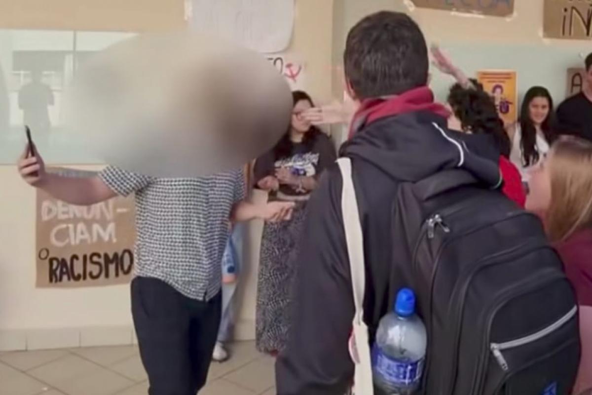 Imagens divulgadas (já com os rostos borrados) pelos estudantes mostram momento do confronto