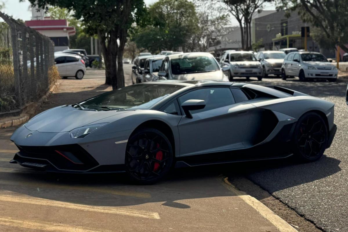 Lamborghini cinza está entre os bens apreendidos