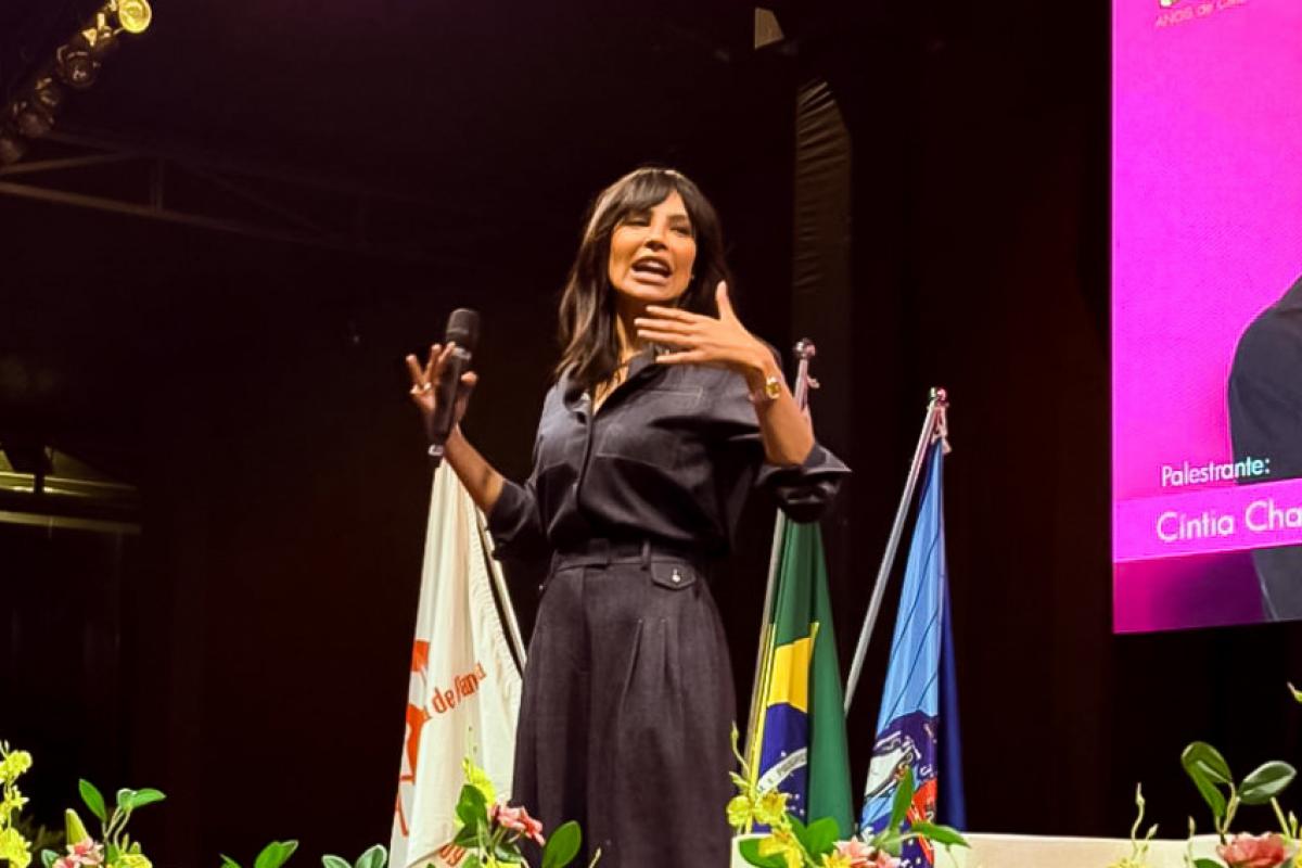Influenciadora e professora Cíntia Chagas durante palestra em Franca