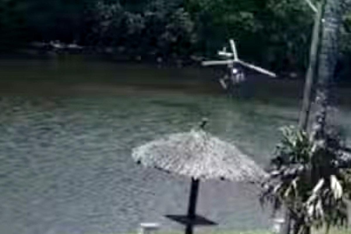 Após a queda da aeronave, as vítimas foram socorridas por banhistas. 