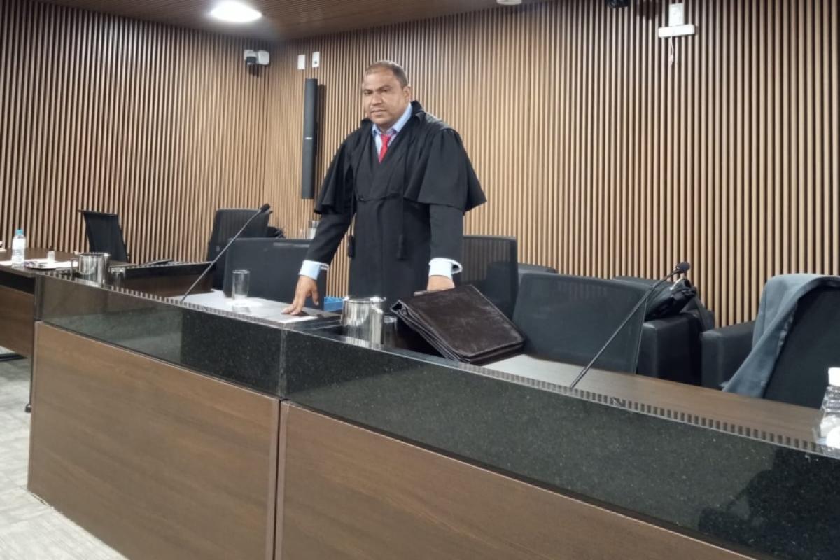Advogado Elber Carvalho após o julgamento na sala do Júri; defesa demonstrou ausência de provas concretas e garantiu absolvição unânime do empresário