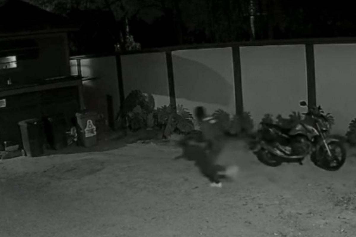 Câmera de segurança flagrou a invasão dos bandidos