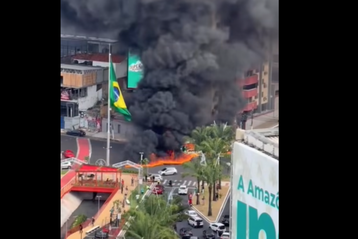 Segundo informação da Prefeitura de Belém, houve uma pane elétrica no ônibus.