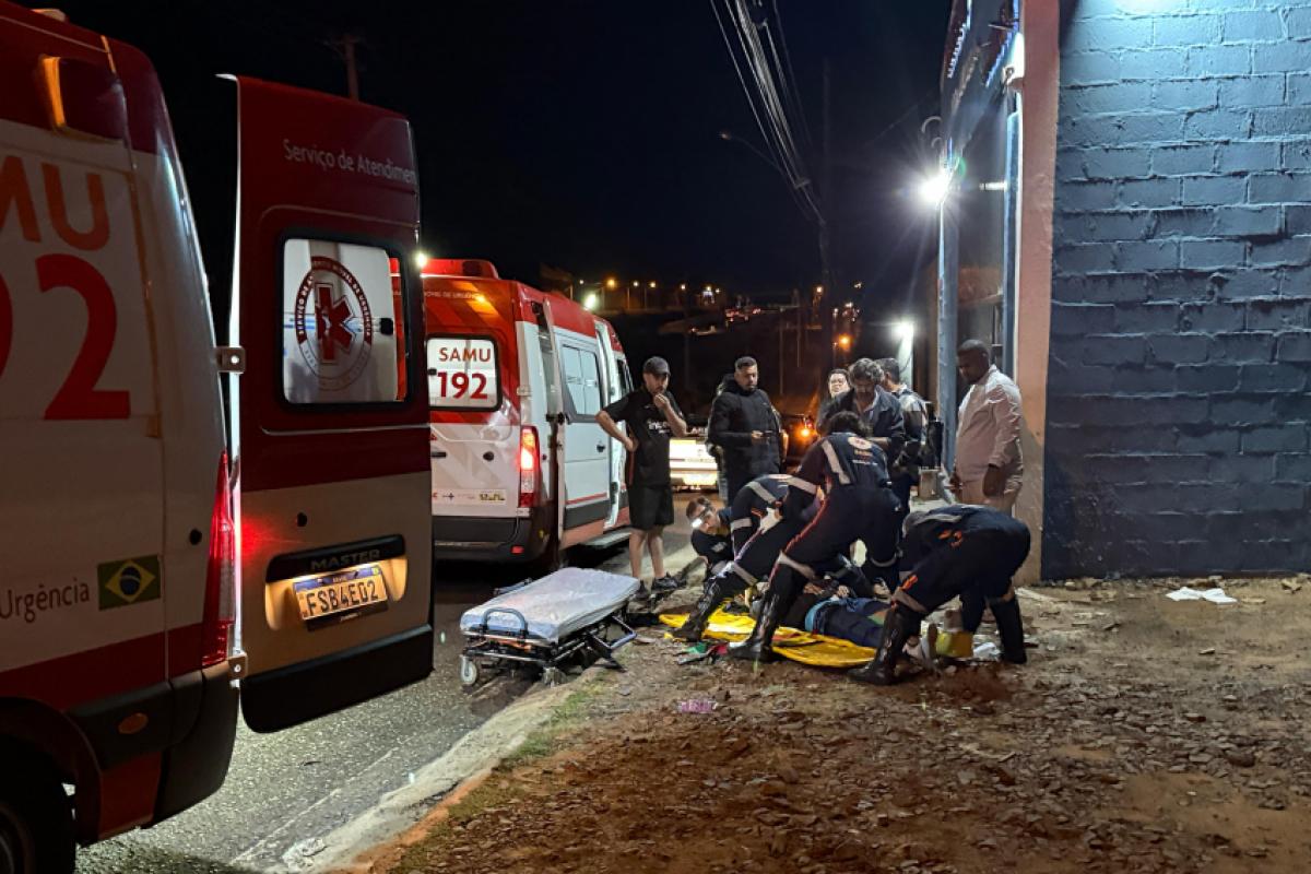 Samu durante o atendimento ao entregador após o acidente no Recanto Elimar II, em Franca