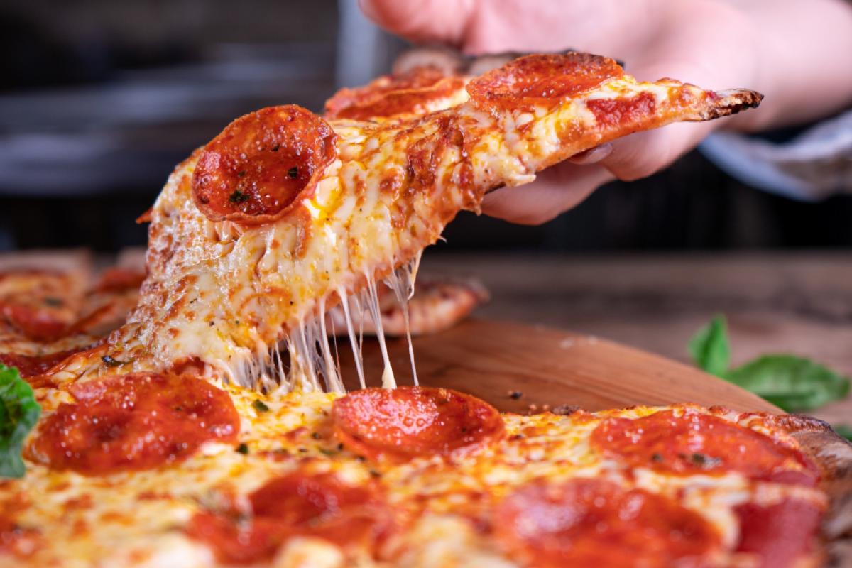 A polícia investiga um possível envenenamento da pizza. 