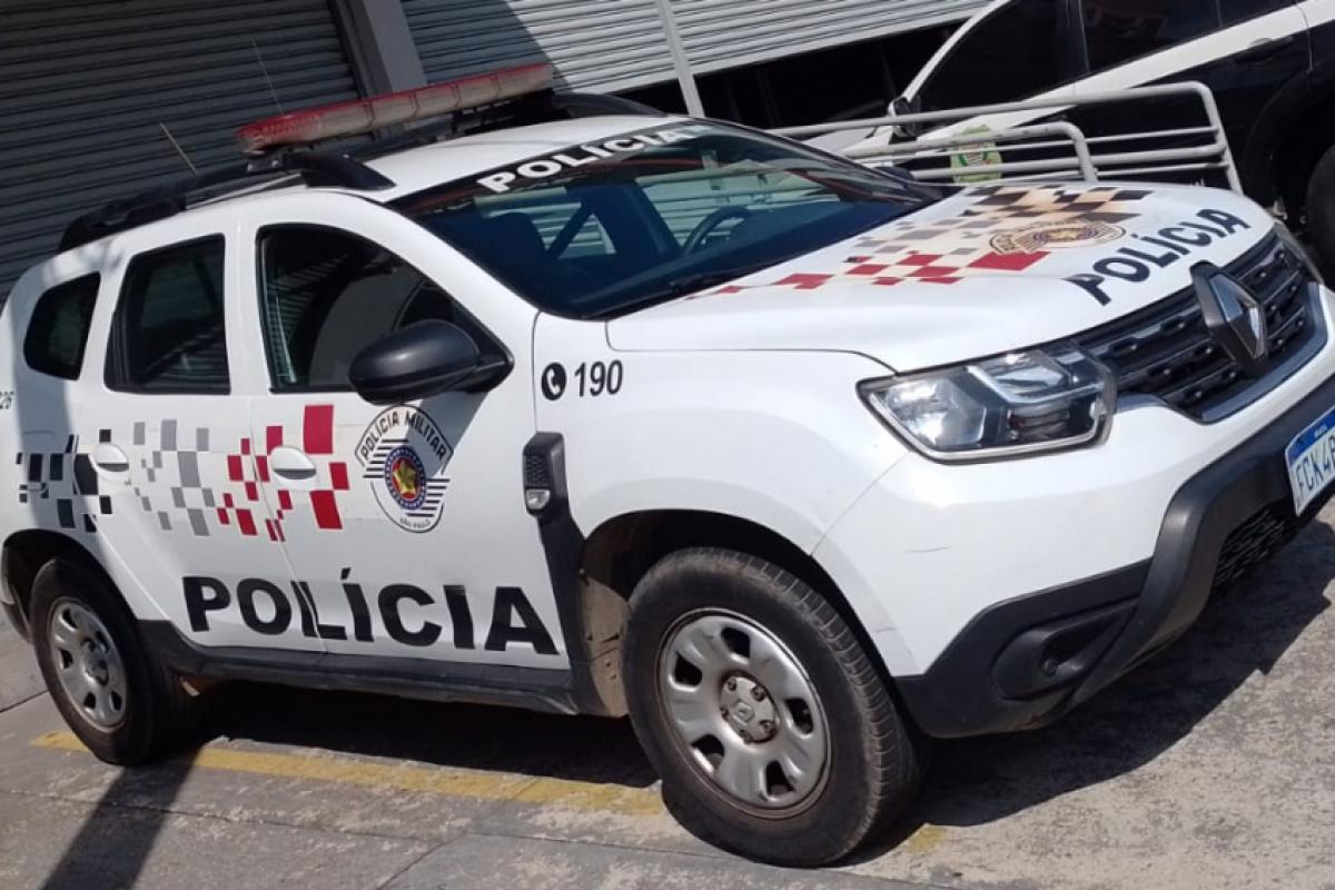 Os PMs o prenderam após denúncia do dono da moto