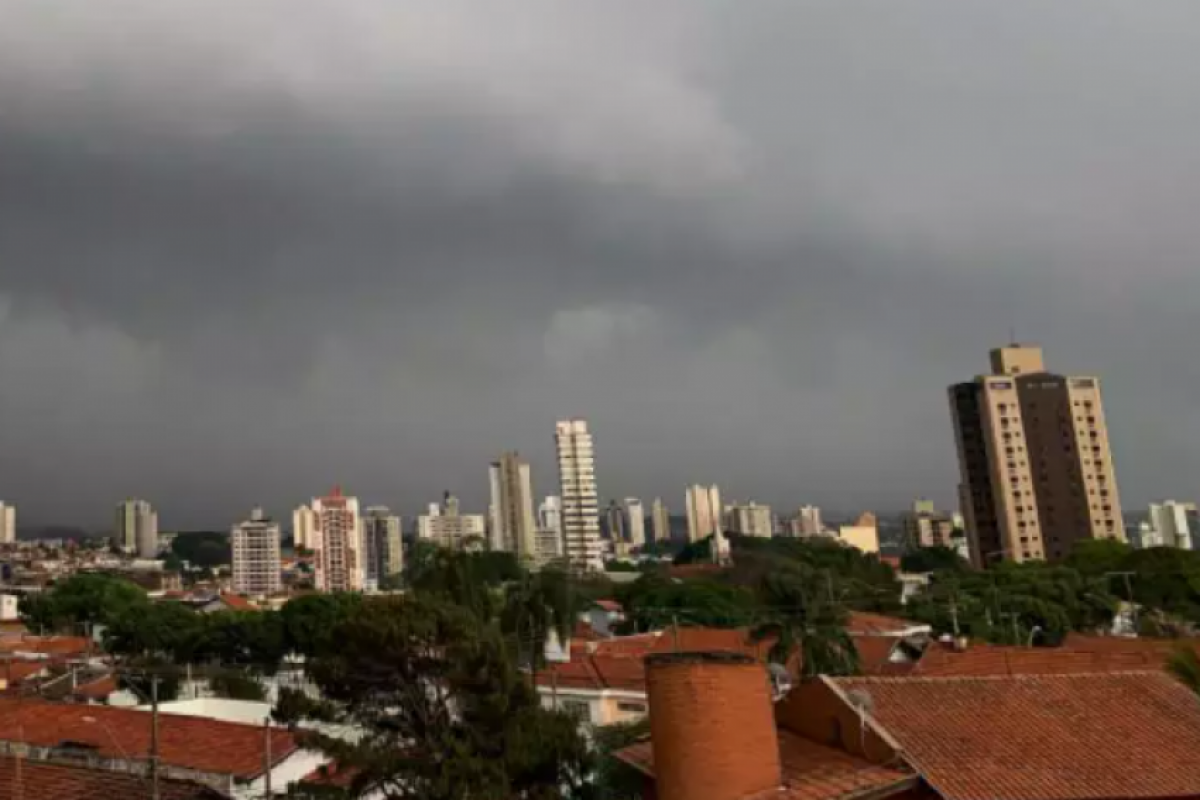 Manhã começou nublada e com céu carregado; chuva prevista à noite.