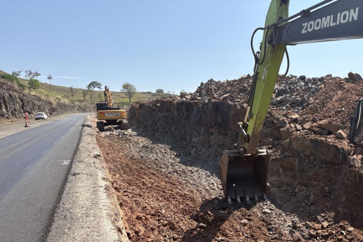 Equipes de empresa contratada pelo DER-MG atuam no local; motoristas devem redobrar a atenção no trecho