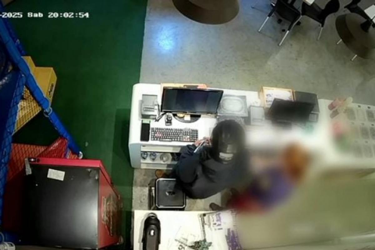 Os ladrões roubaram a atendente do local e também um cliente