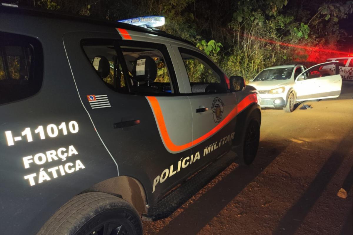 Os suspeitos foram cercados e pararam, quando houve o tiroteio