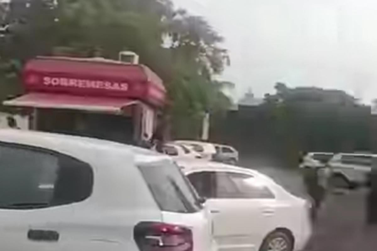 Após uma perseguição eletrizante, as mulheres foram presas pela polícia. 