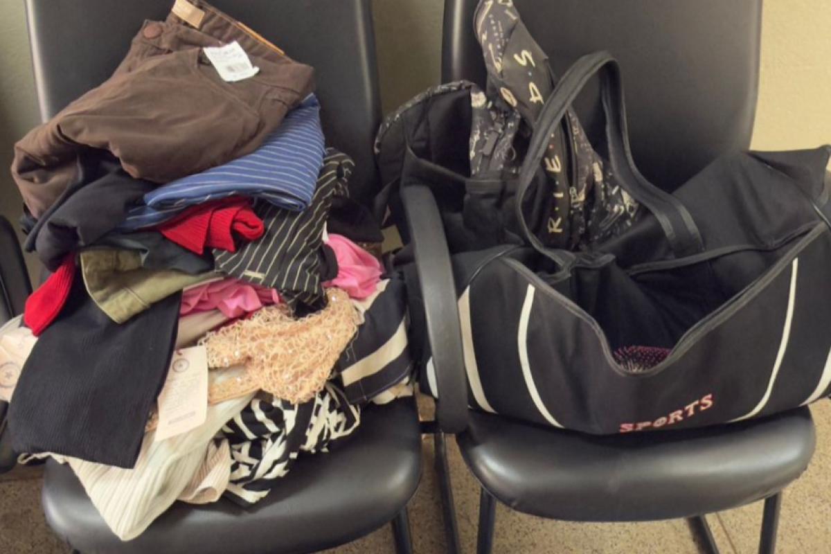 As roupas foram apreendidas e devolvidas aos proprietários. 