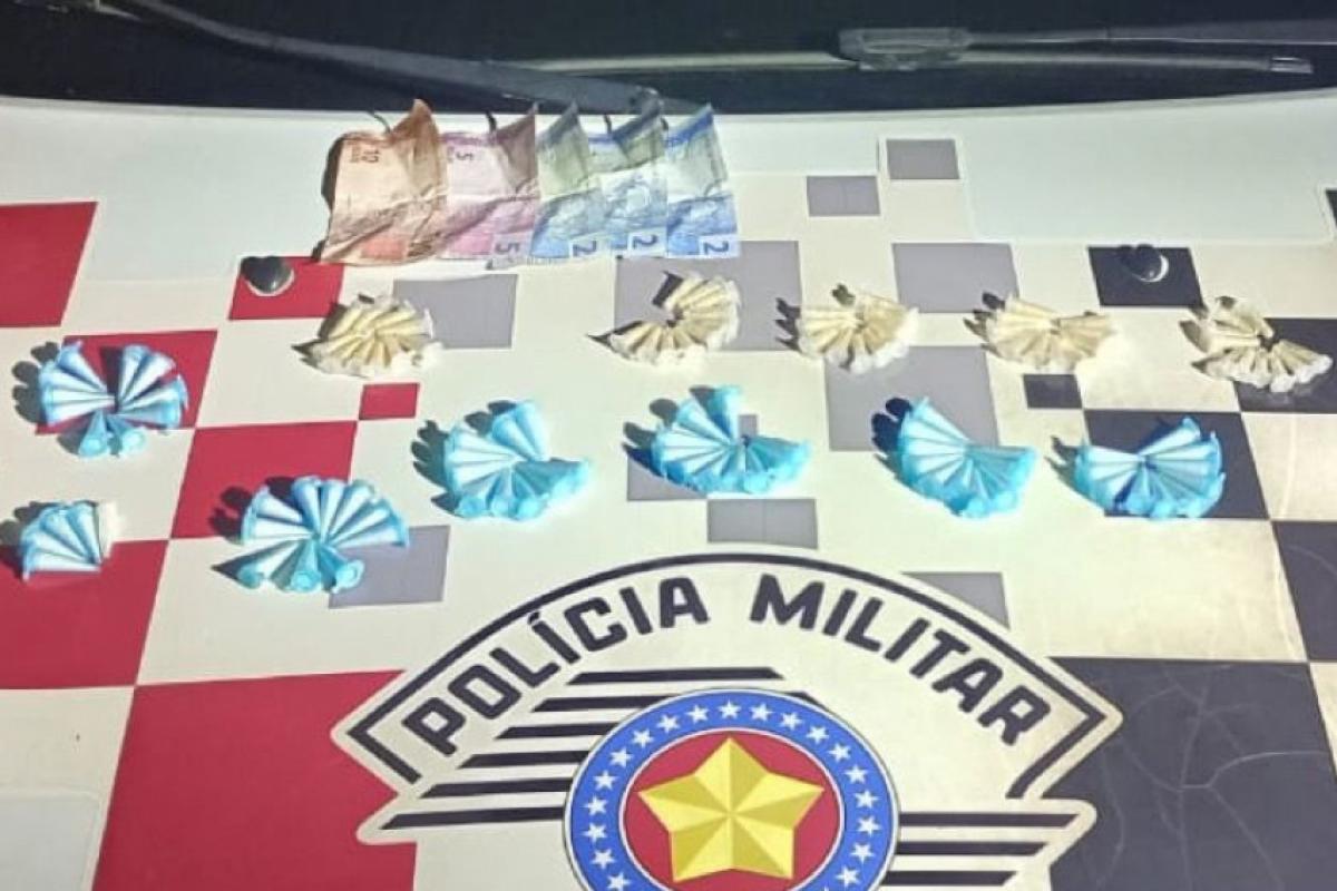 Os dois homens foram presos e as drogas apreendidas. 