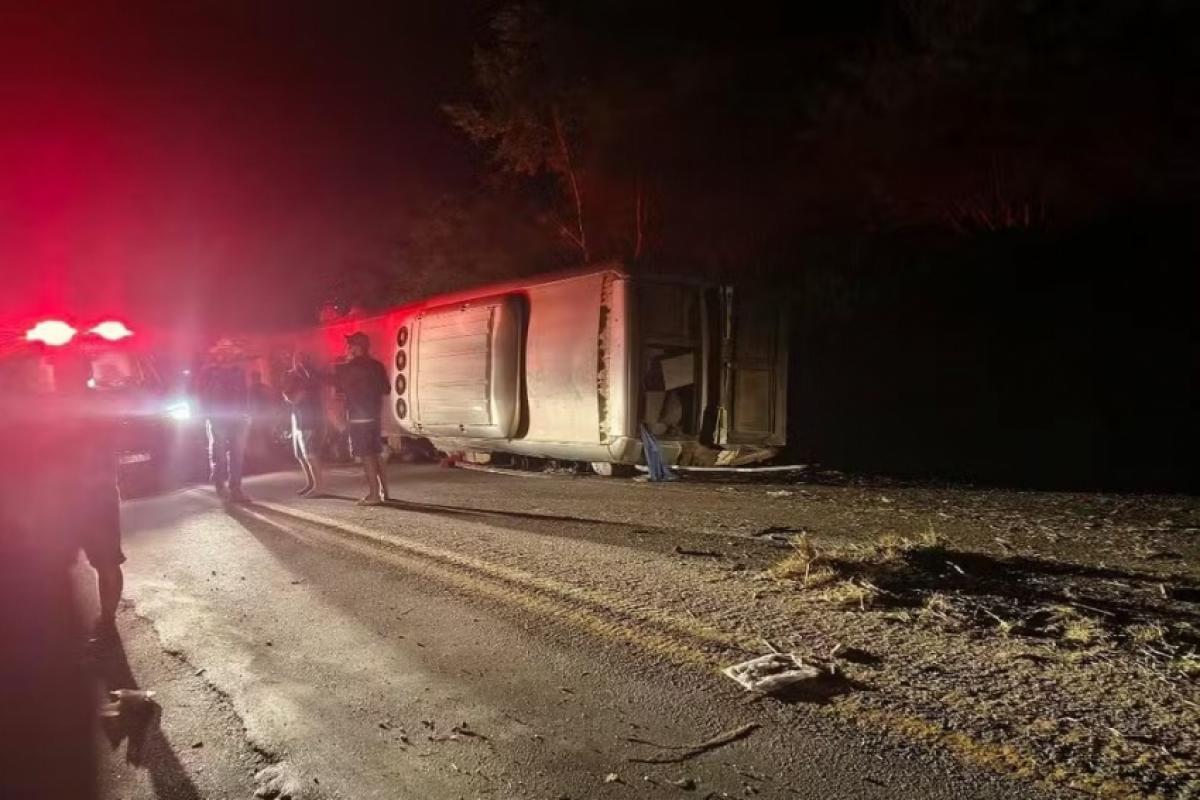 Ônibus tombou em rodovia de Pernambuco, após perder freio