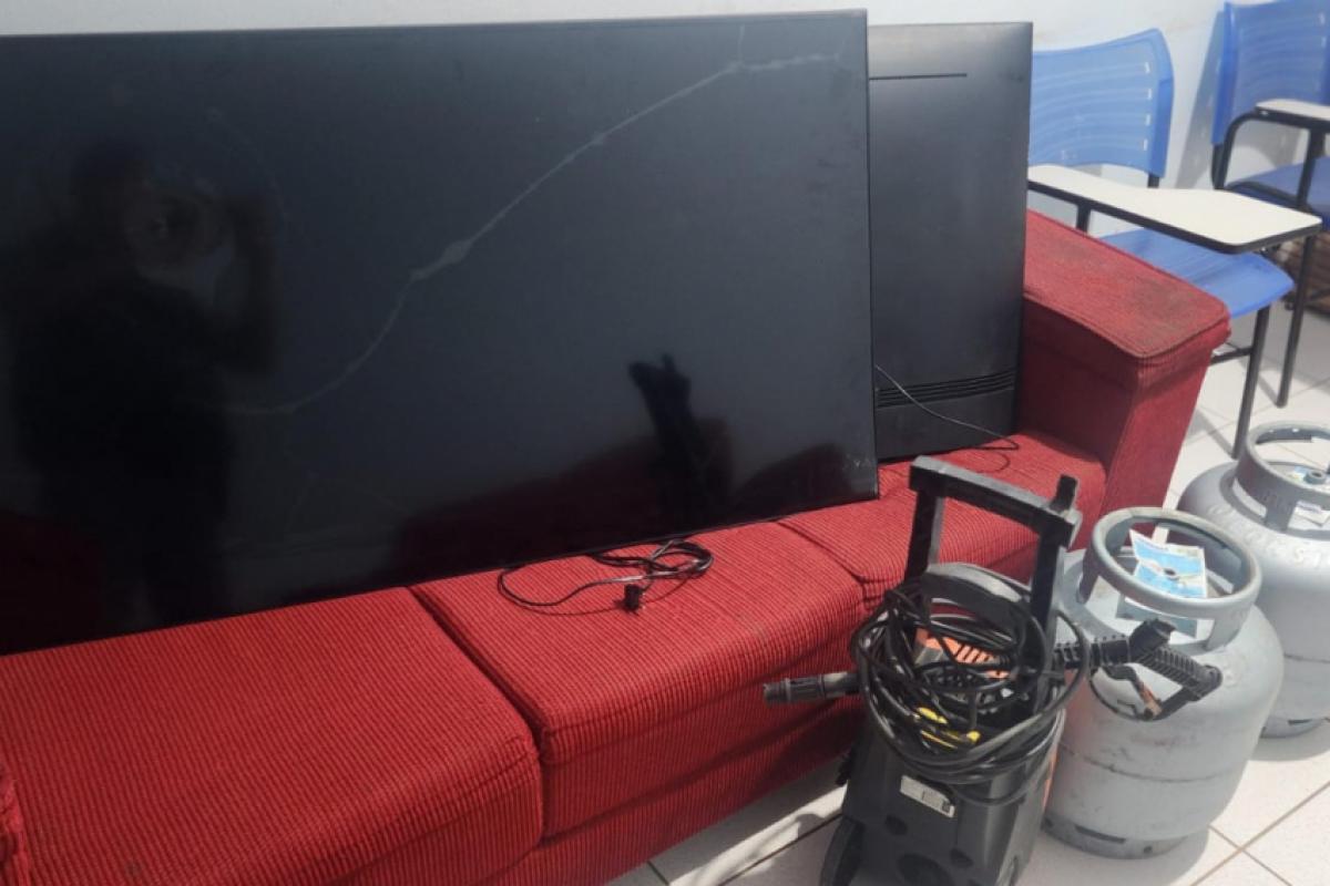 Os produtos furtados foram devolvidas à vítima pela polícia. 