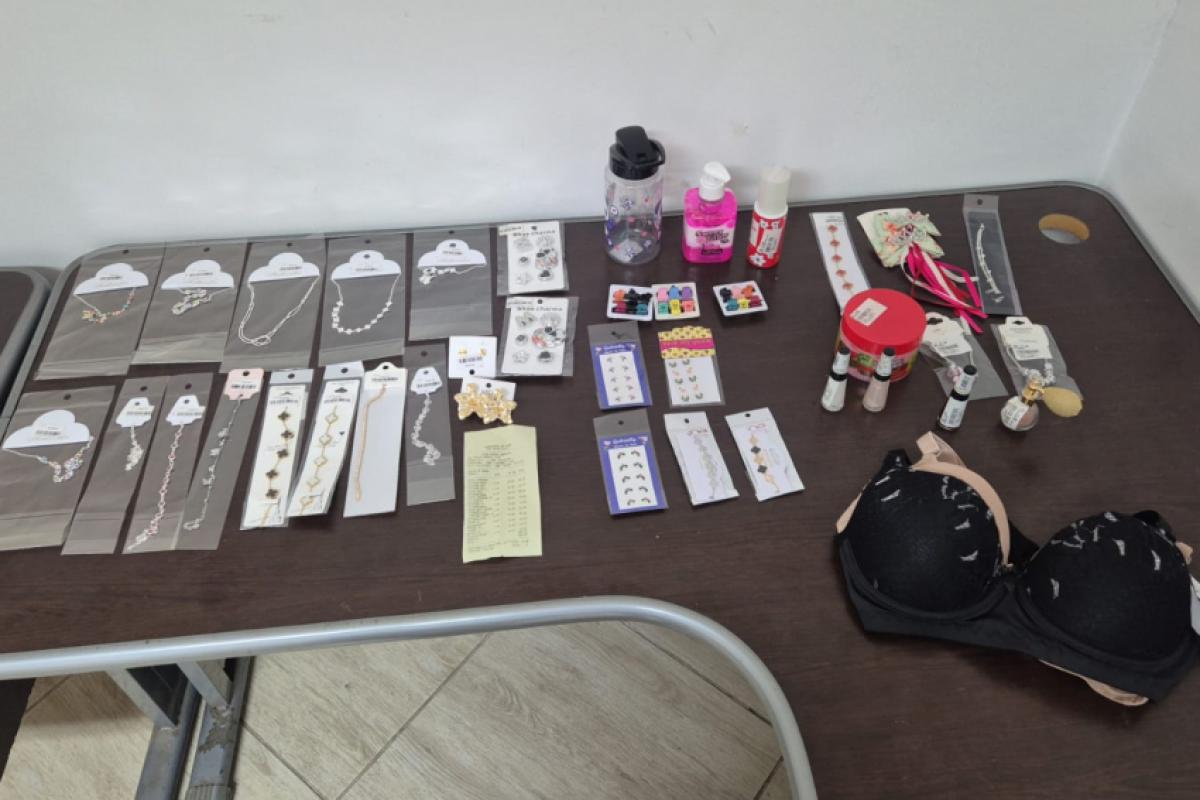 A mulher foi presa em flagrante e os produtos devolvidos aos estabelecimentos comerciais. 