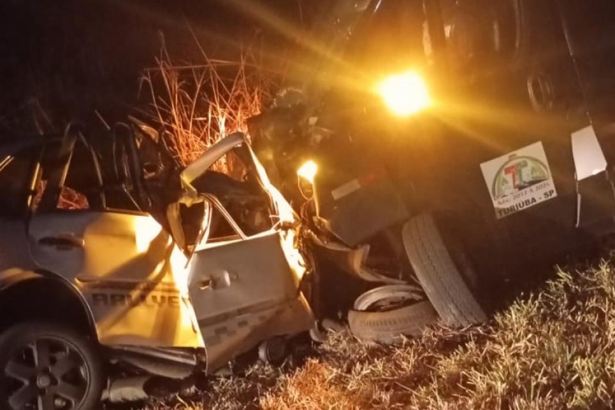 Van e Gol, após a colisão na rodovia Deputado Roberto Rollemberg, no municipio de Turiúba