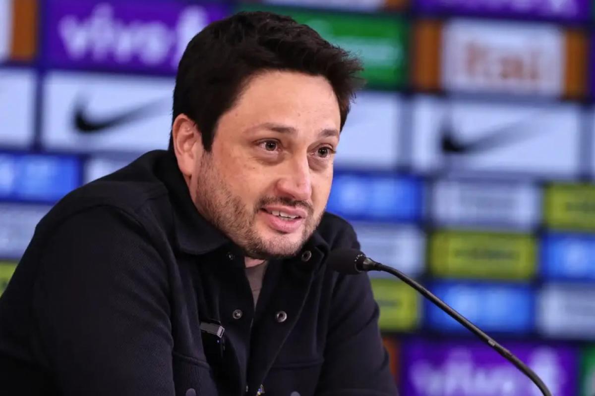 O técnico Arthur Elias comanda o Brasil contra Inglaterra e Itália