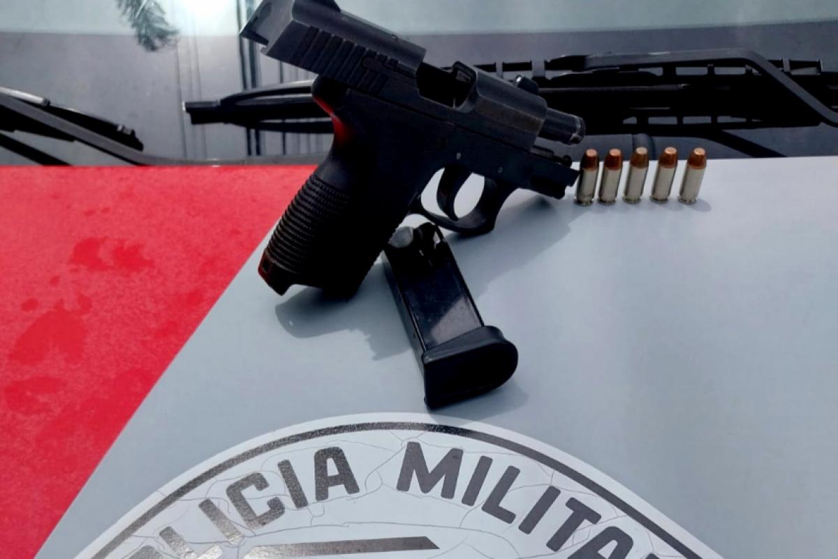 Após a PM resgatar a mulher e a filha, o homem foi preso e a arma apreendida. 