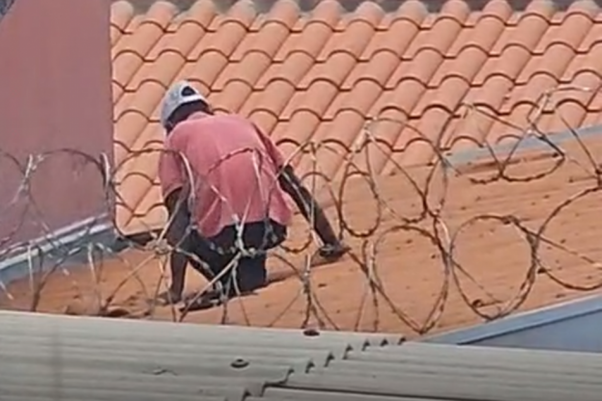 Criminoso entrando na residência pelo telhado