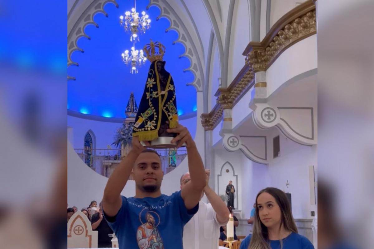 Apresentação da imagem de Nossa Senhora Aparecida, durante novena na Capelinha