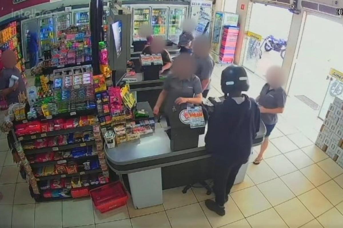 Suspeito entrou no estabelecimento vestindo moletom, com capacete na cabeça e, simulando estar com uma arma na cintura, anunciou o assalto