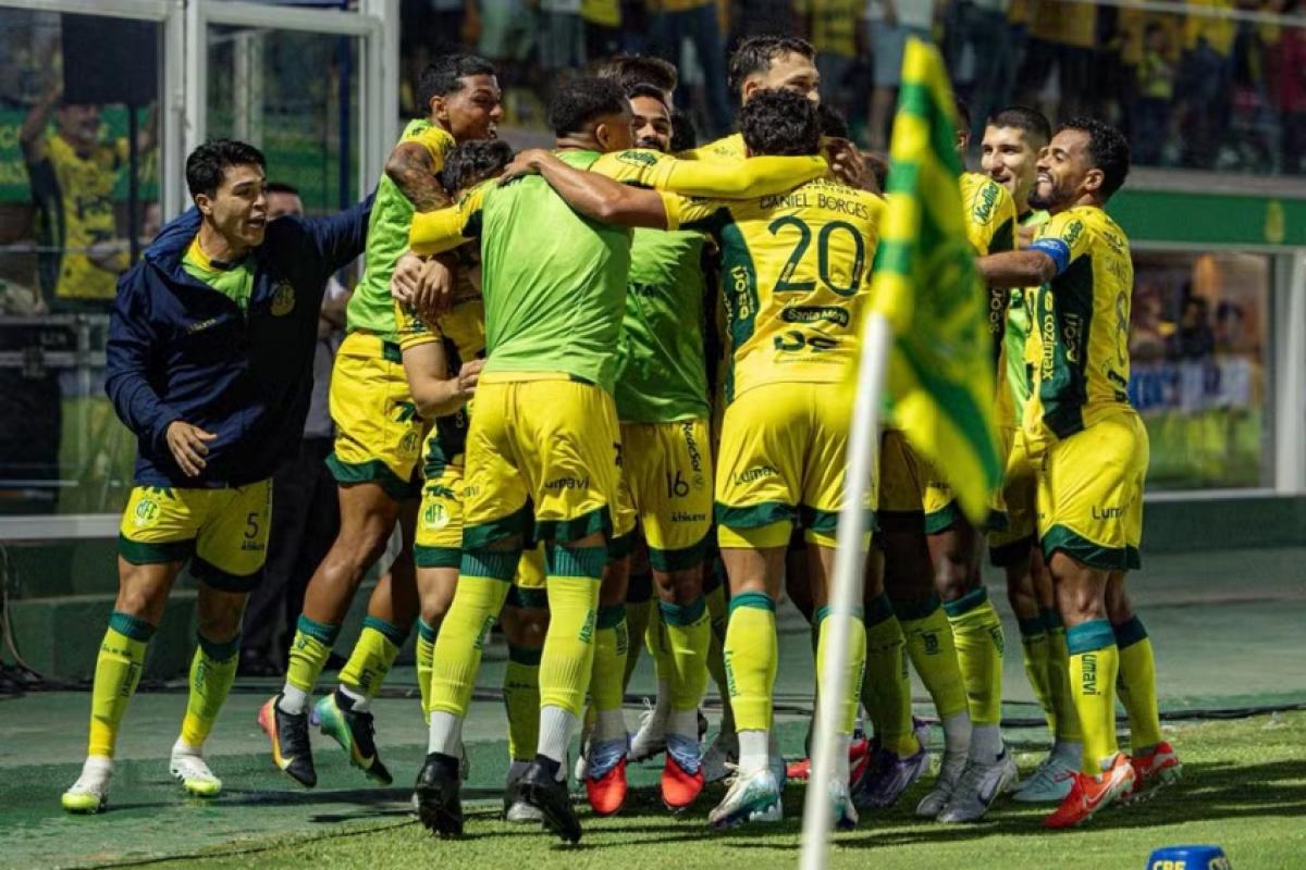 Jogadores do Mirassol comemoram gol de Alesson contra o São Paulo