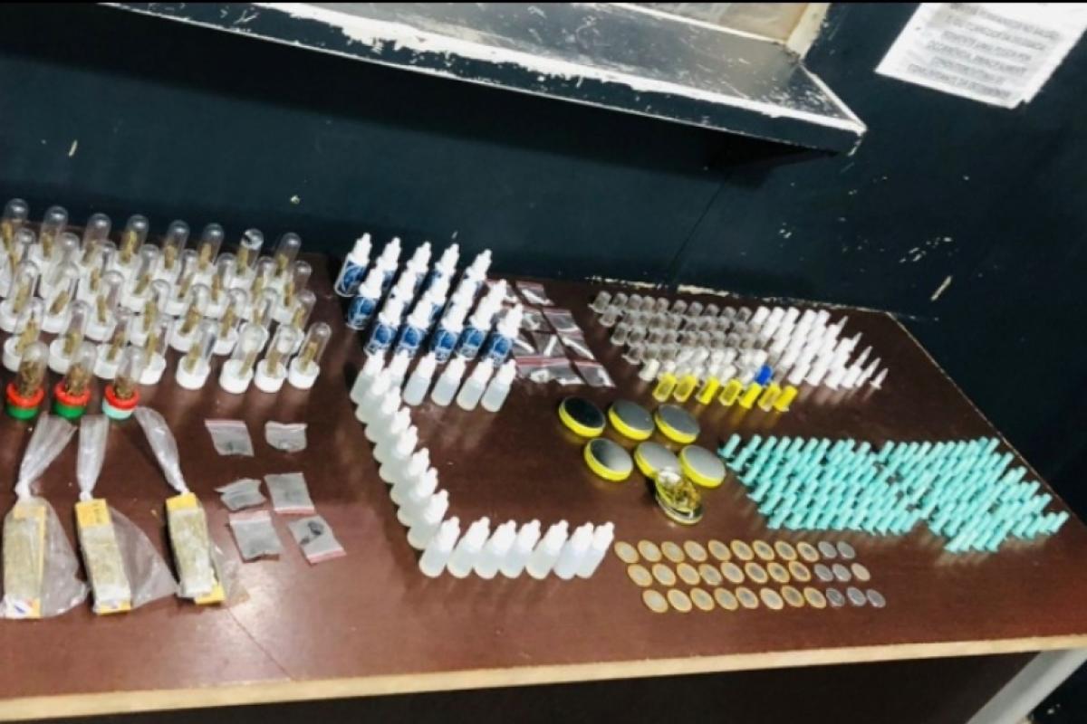 A ocorrência aconteceu na Rua Paulo Roberto Soares, local conhecido pelas autoridades como ponto de venda de entorpecentes.