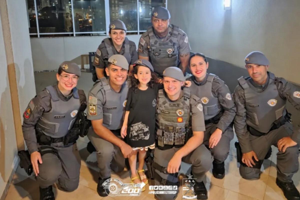 Melissa Martinelli ao centro da foto, com policiais da 1.ª Cia de Bauru