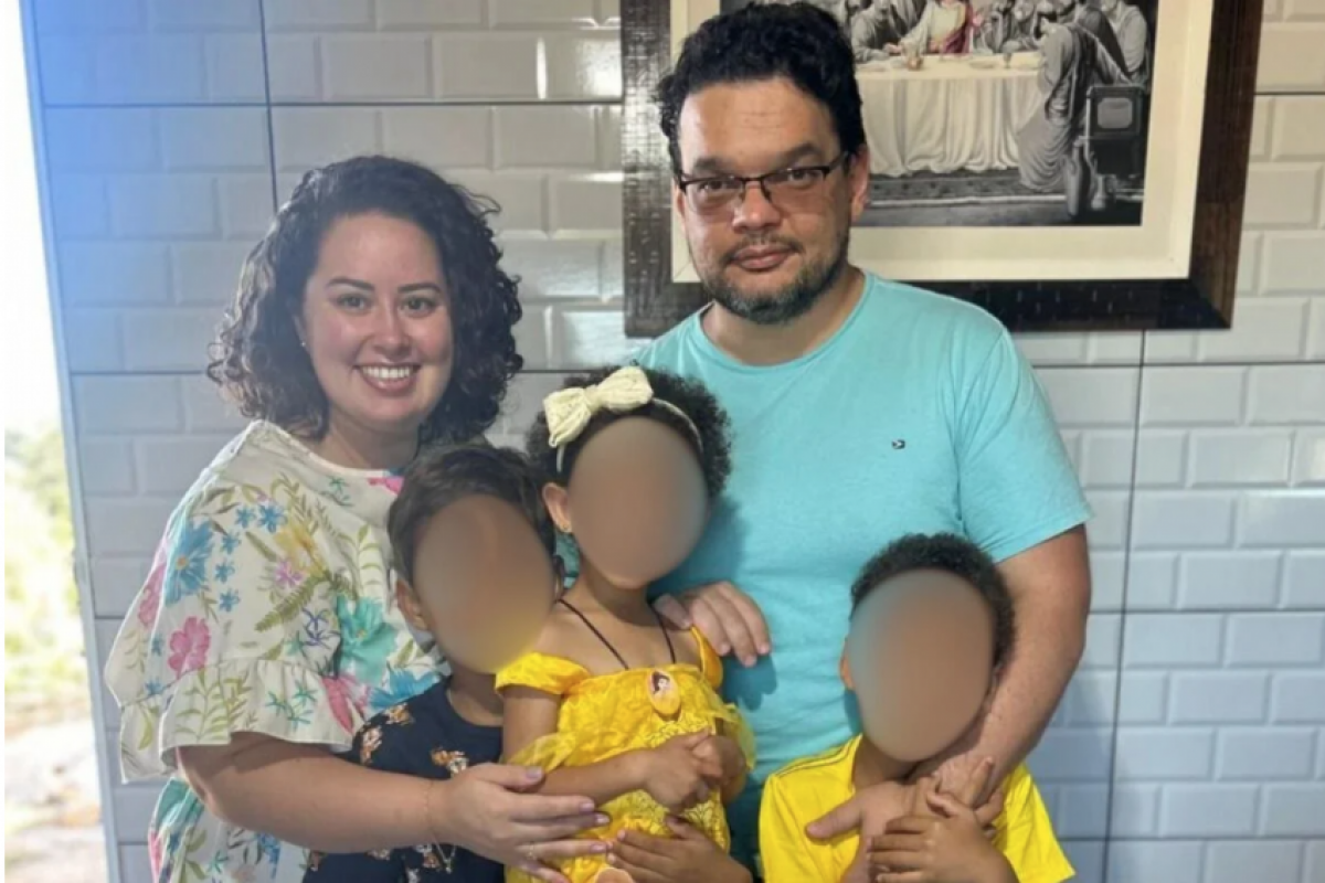 Eles foram detidos após um dos meninos, de 10 anos, ser visto na escola com lesões graves e dificuldade para andar.