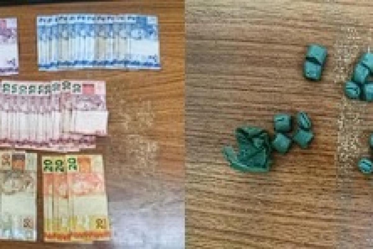 Dinheiro e entorpecentes apreendidos pela polícia 