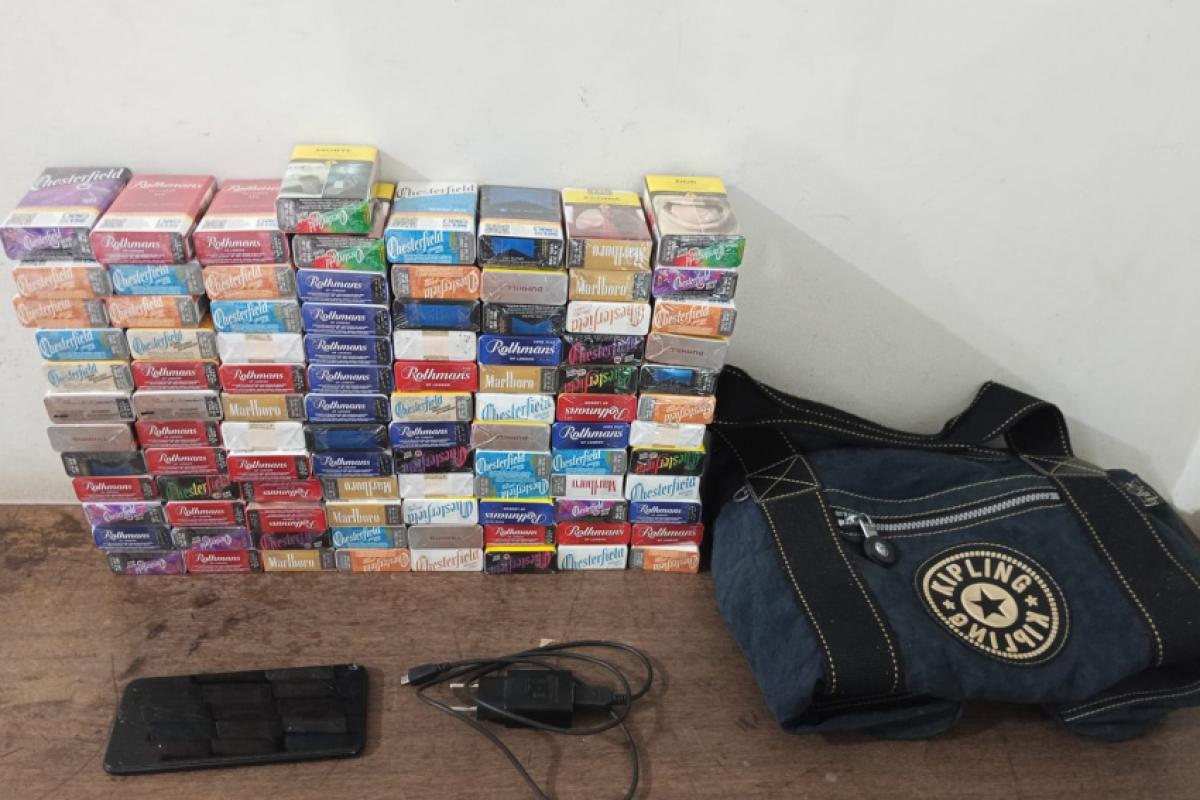 Produtos recuperados pela Polícia Militar após a tentativa de furto: itens estavam dentro da bolsa usada pelo suspeito durante a ação