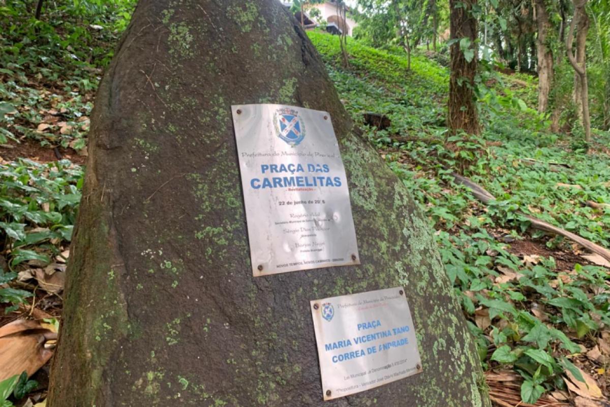 Os moradores também relatam acúmulo de lixo no local e galhos de árvores não recolhidos