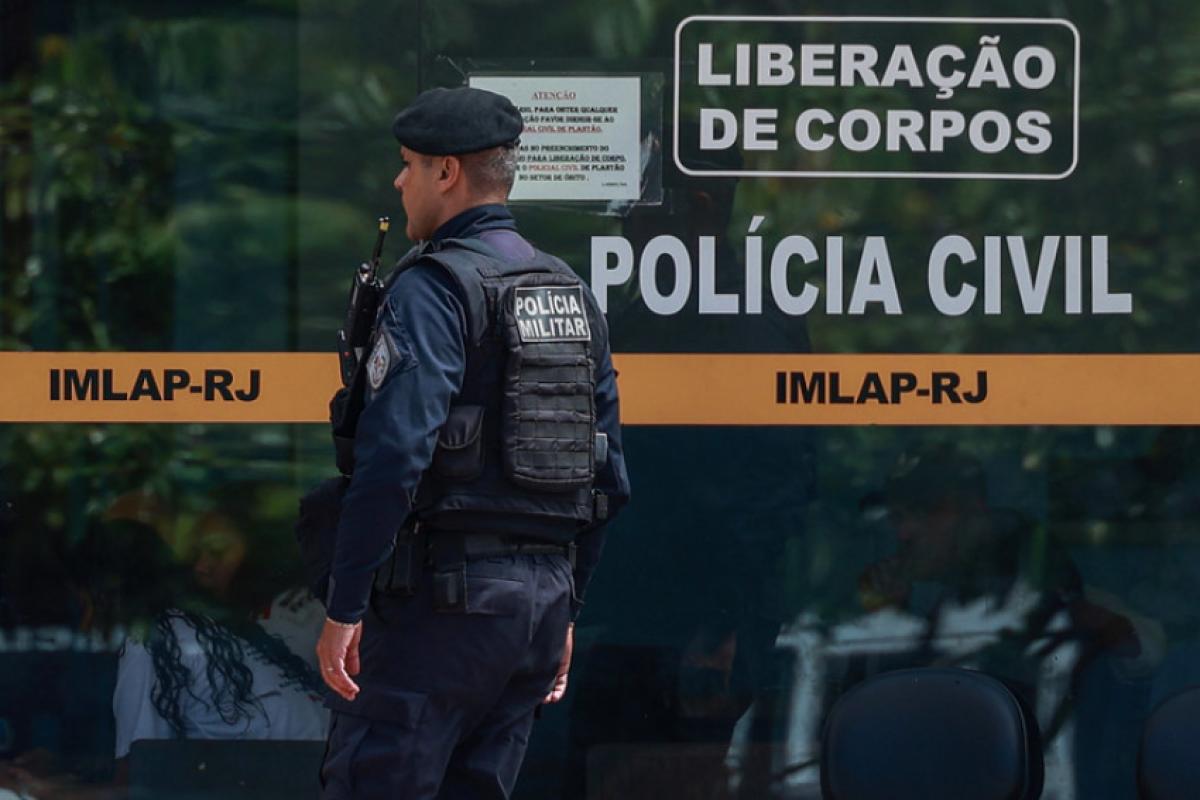 Policial militar em frente ao IML 