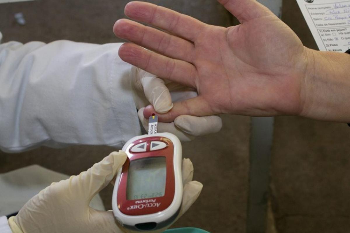 O diabetes tipo 1 é uma doença autoimune em que o organismo destrói as células do pâncreas responsáveis pela produção de insulina