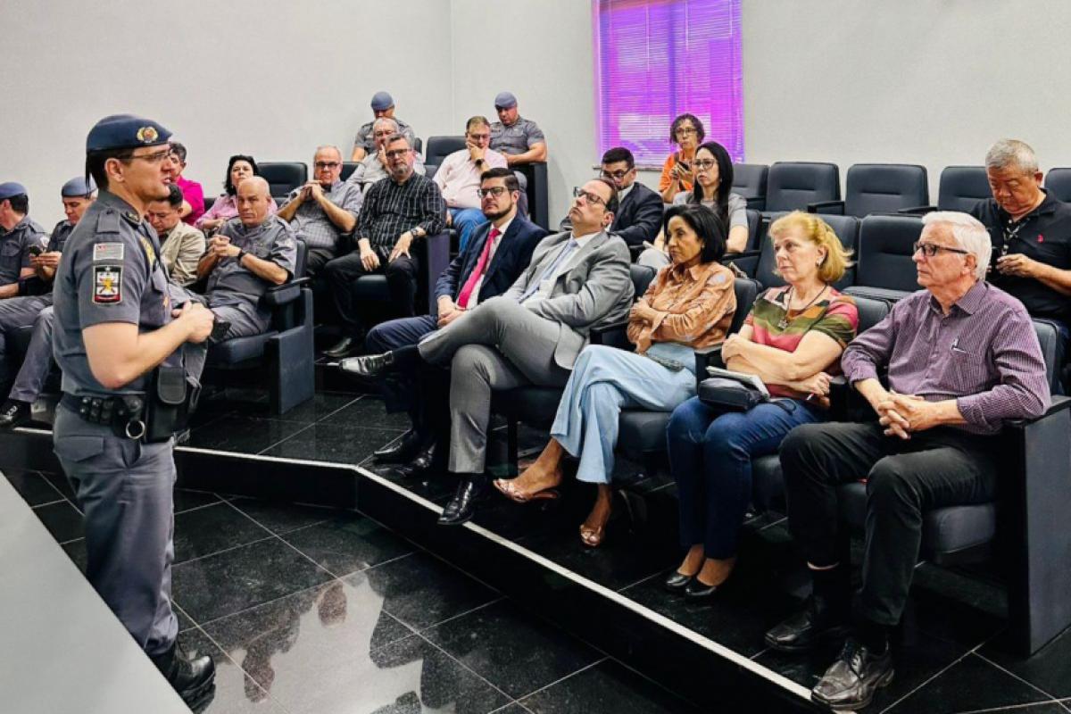 Estiveram presentes representantes da Prefeitura e de secretarias municipais, Câmara Municipal, Ordem dos Advogados do Brasil (OAB-Bauru), entre outros