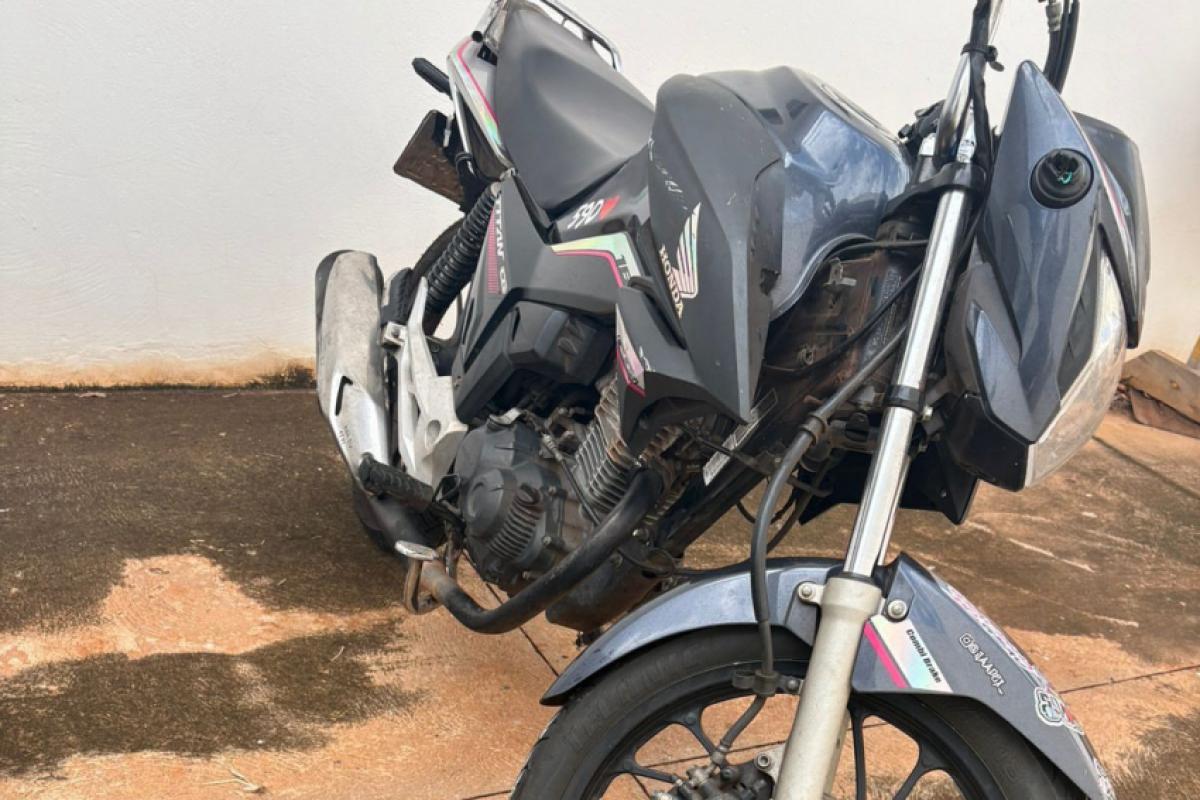 Motociclista não possuía habilitação e usava placa irregular fixada com 'enforca gato', segundo a Polícia Militar