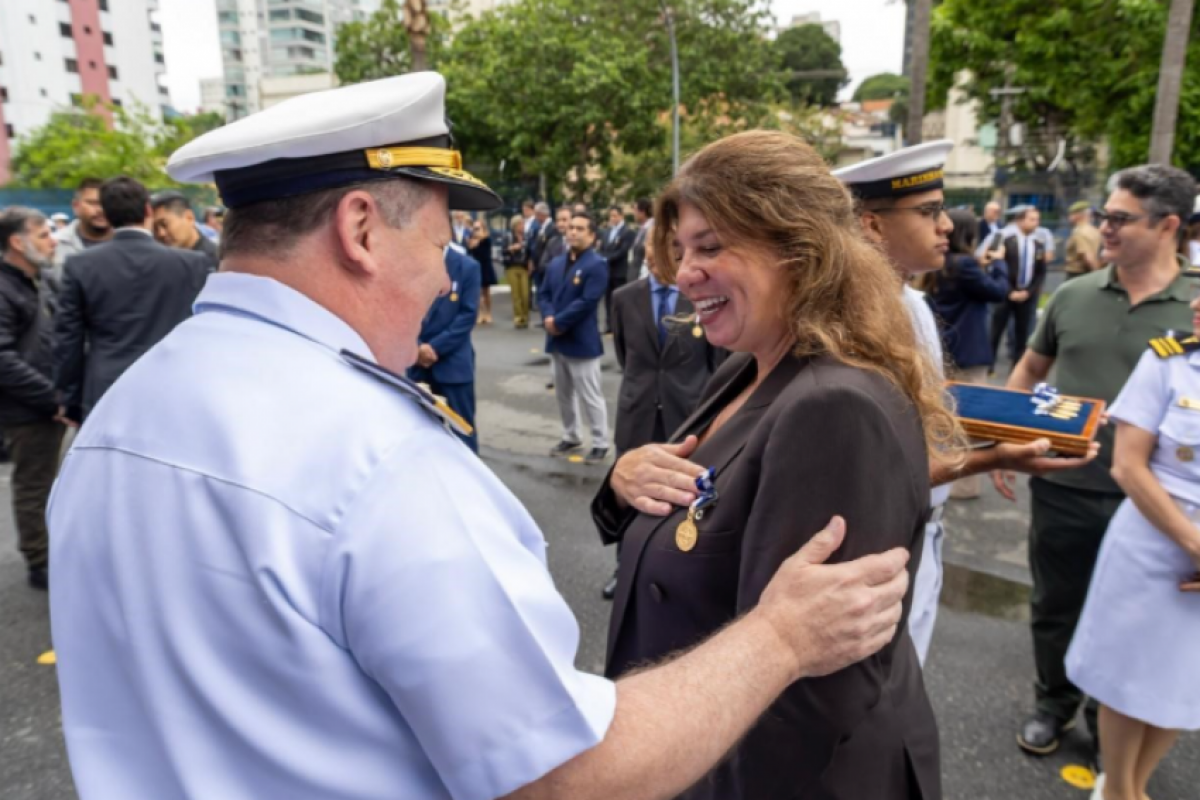 A medalha reconhece civis e instituições que se distinguem pela colaboração na divulgação da mentalidade marítima e pelos serviços prestados à Força Naval