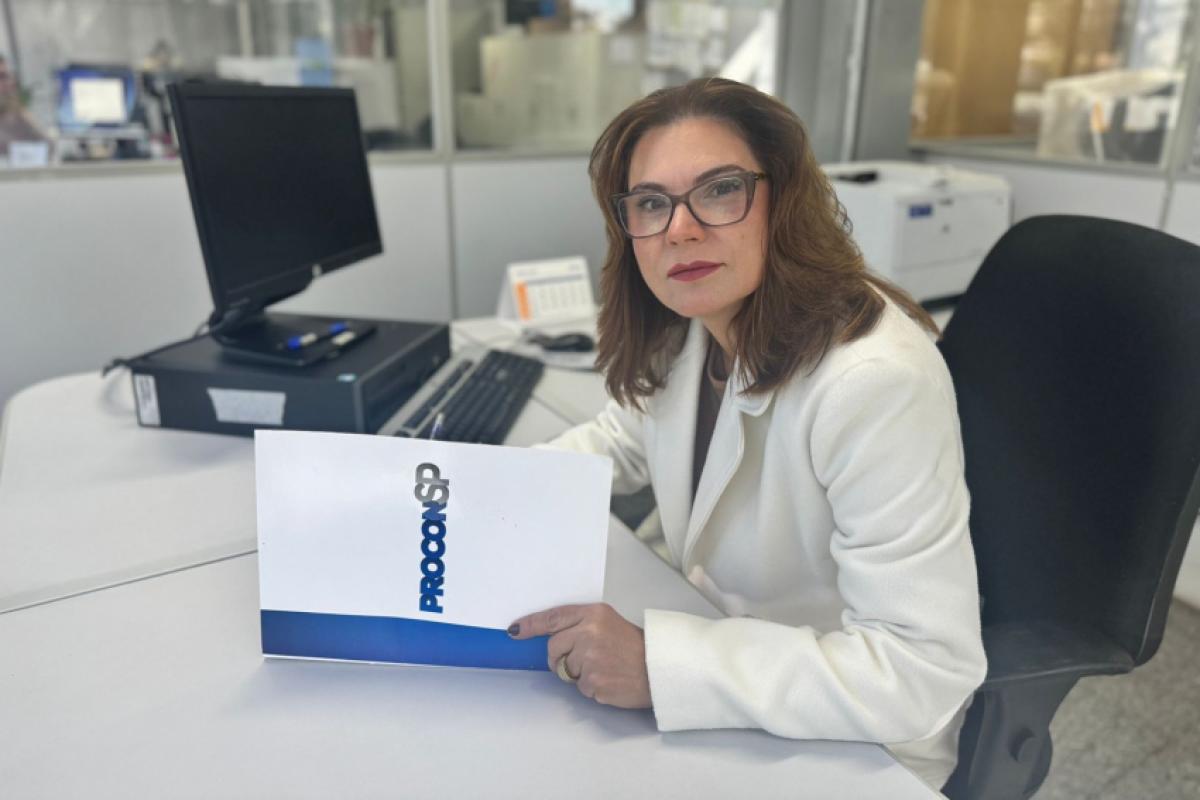 A coordenadora do Procon, Lúcia D'Ávila, orienta os consumidores sobre a Black Friday.