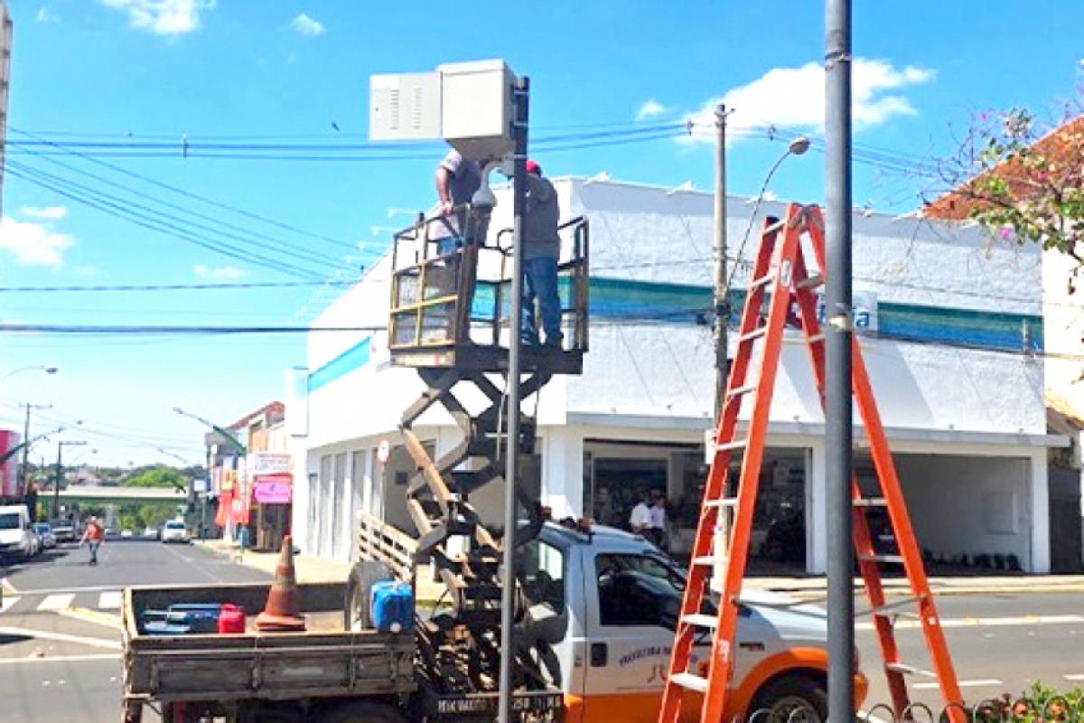 Servidores públicos durante a instalação do novo equipamento de videomonitoramento na área central de Birigui